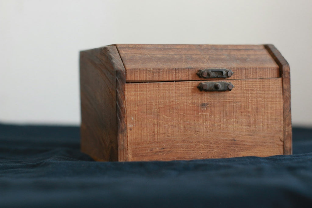 Wood keepsake chest
