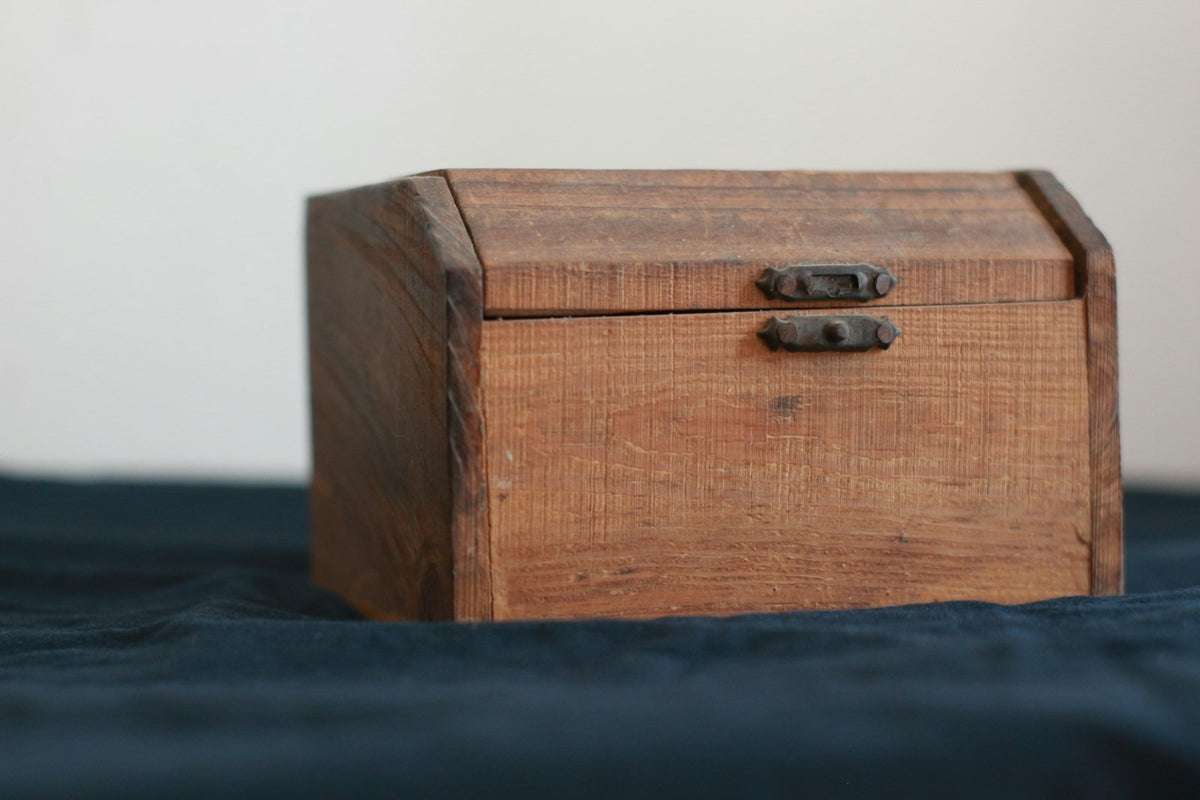 Wood keepsake chest